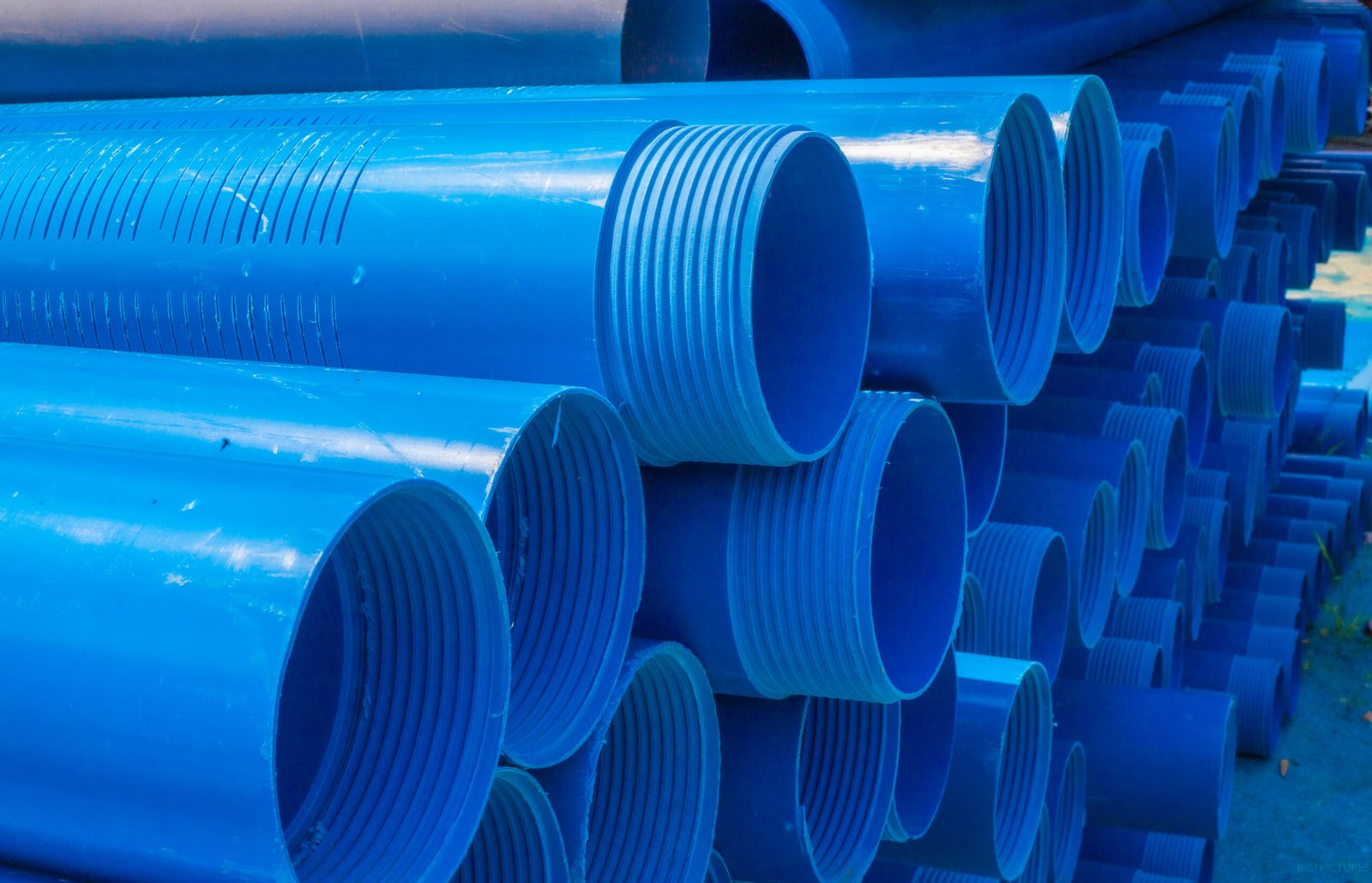 tuyaux PVC forage crépiné au Bénin empilés pour captage d’eau