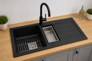 Évier en acrylique noir CTPS avec accessoires intégrés, installé dans une cuisine moderne au Bénin.